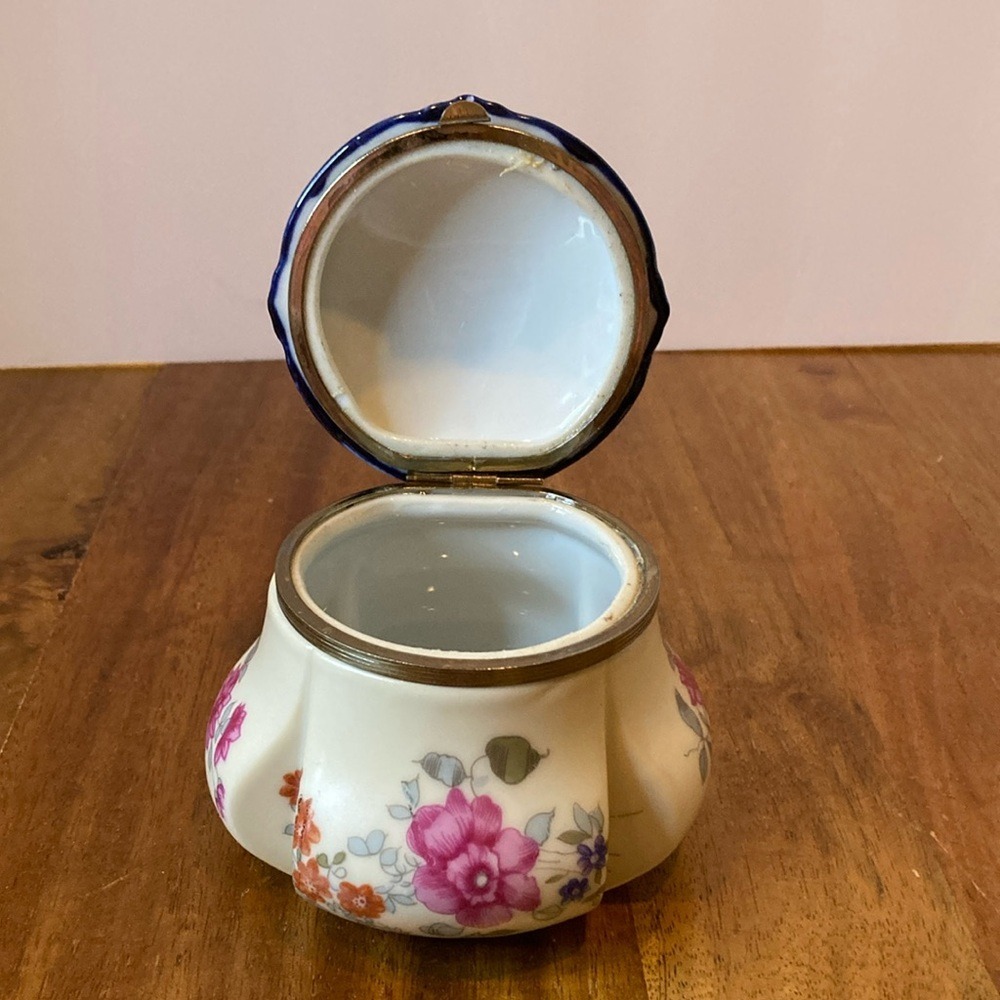 FW & Co Vintage Hand Painted Floral‎ Porcelain Hinged Trinket Box England - Picture 8 of 14